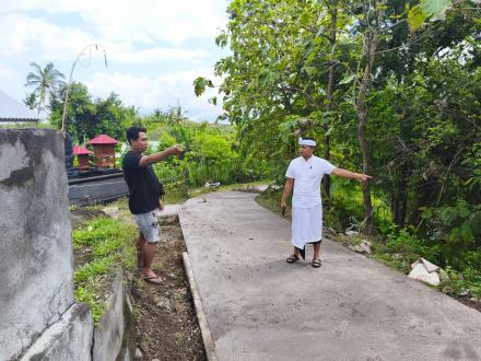 PERBEKEL MENINJAU PROSES RABAT BETON DI WILAYAH BD. KEMBANG UDAYA