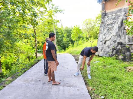 PERBEKEL MENINJAU PROSES RABAT BETON DI WILAYAH BD. KEMBANG UDAYA