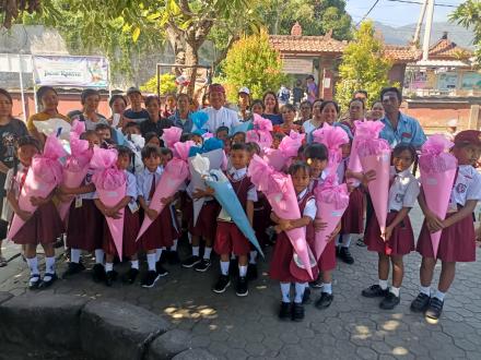 Perbekel Tinga-tinga Menyerahkan Kojong Sekolah Kepada SDN 1, 2 dan 3 Tinga-Tinga