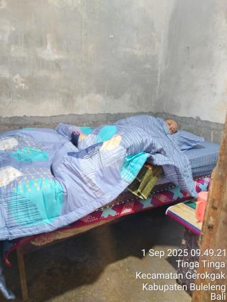 Ketua TP PKK Desa Tinga-tinga Serahkan Bantuan Perlengkapan Tidur di Banjar Dinas Juntal