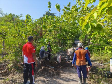 Perbekel Meninjau Proses Rabat Beton di BD. Taman Sari
