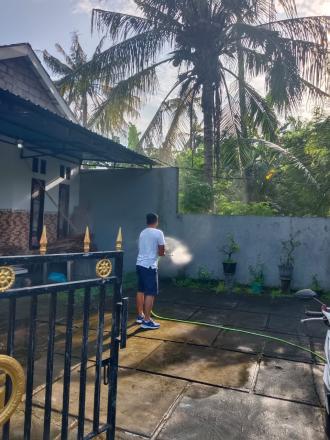 Upaya Pengendalian Lalat, Perbekel Tinga-tinga Bersama Perangkat Desa Laksanakan Penyemprotan Massal