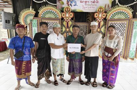 Penyerahan Bantuan Dana Pembuatan Ogoh-ogoh kepada Sekaa Truna Desa Tinga-tinga Menjelang Hari Raya 