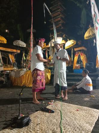 Penyerahan Punia Kepada Pura Dadia